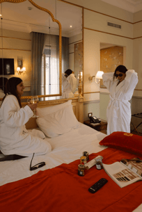 Couple en peignoir se préparant en chambre pendant un séjour Day Use à l’hôtel