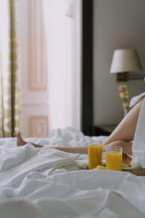 Desayuno en la cama en habitación luminosa durante experiencia relajante Day Use en hotel