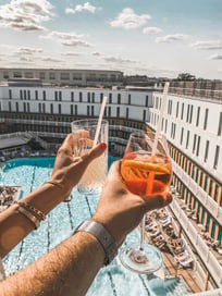 Apéritif avec vue piscine dans un hôtel de luxe pendant une expérience Day Use relaxante