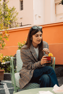Femme sirotant un cocktail en terrasse pendant un moment détente Day Use en ville