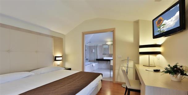 Regal Hotel & Apartments
