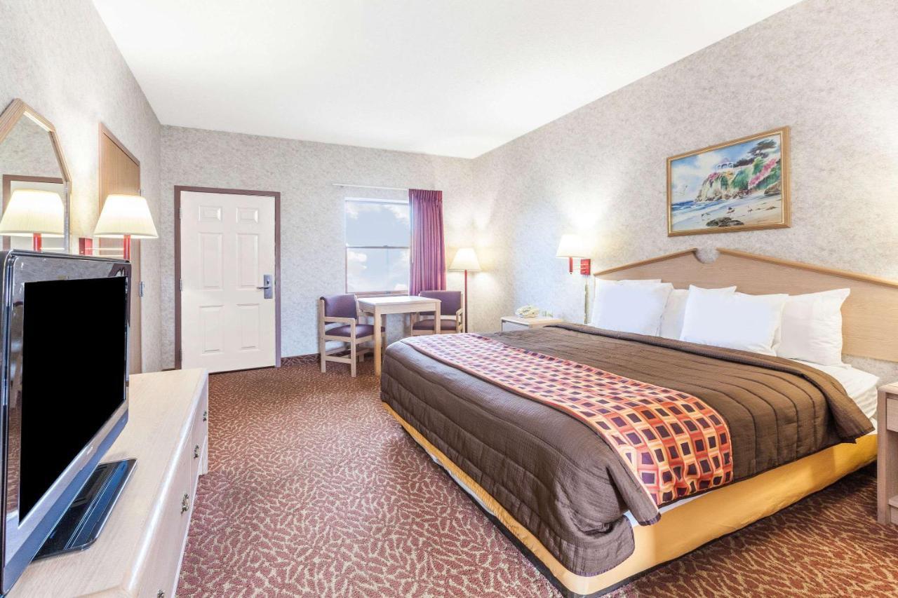 Red Roof Inn - Weedsport
