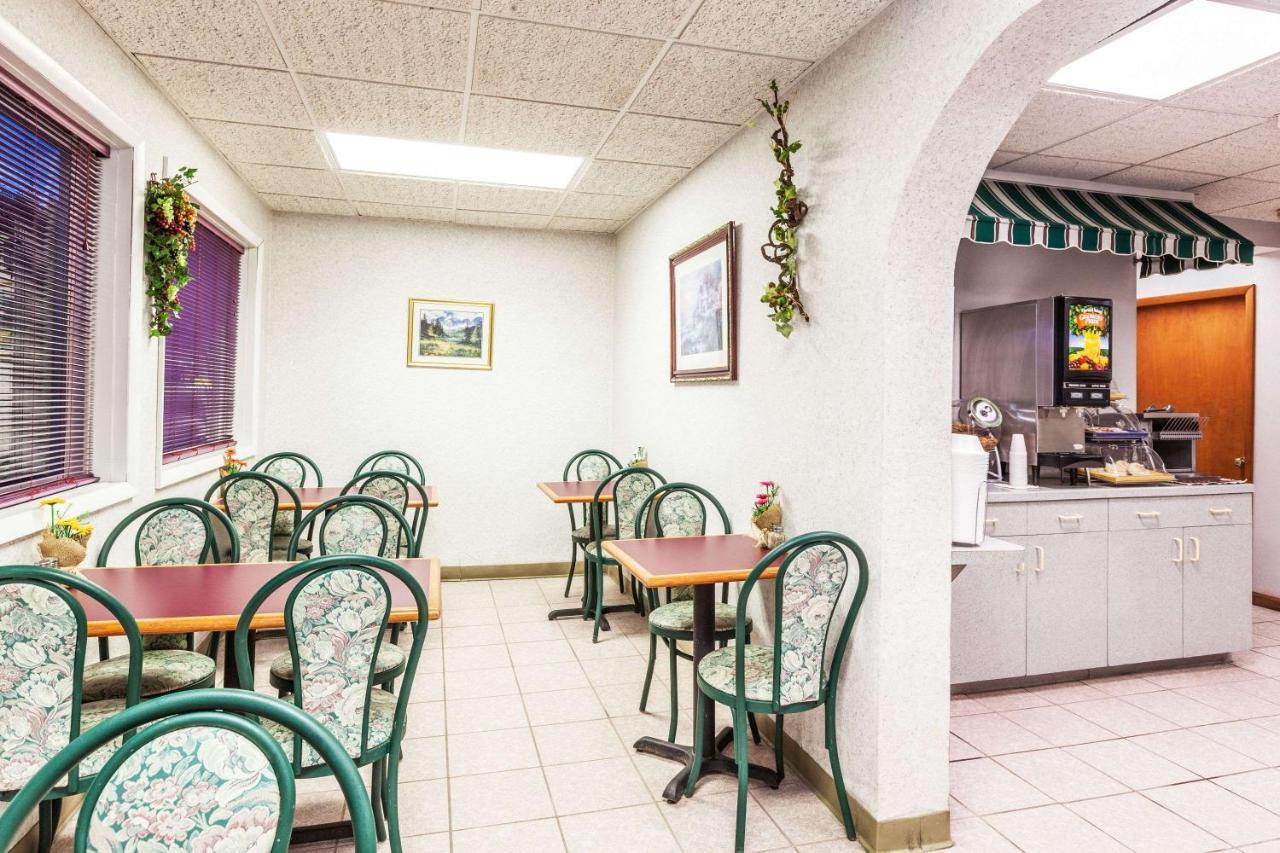 Red Roof Inn - Weedsport