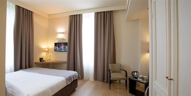 Hotel 900