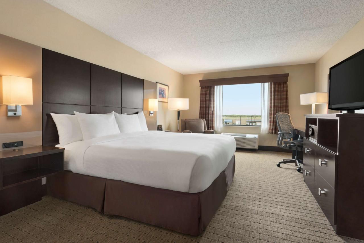DoubleTree by Hilton Wichita Airport