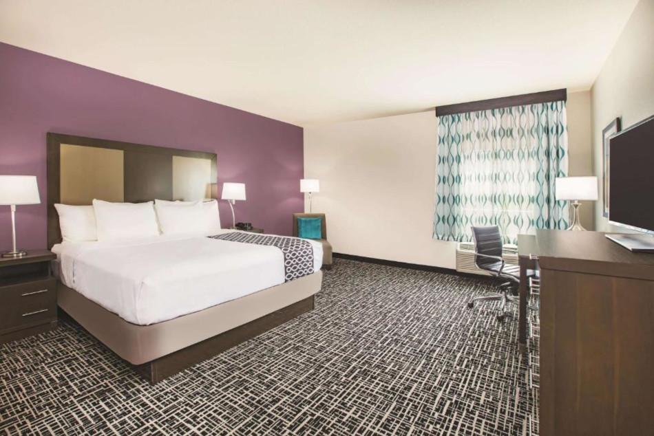 La Quinta Inn & Suites by Wyndham Dallas Plano - The Colony