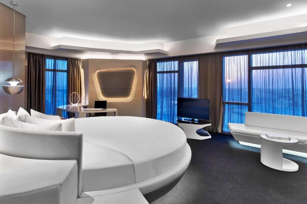 V Hotel Dubai, Curio Collection by Hilton