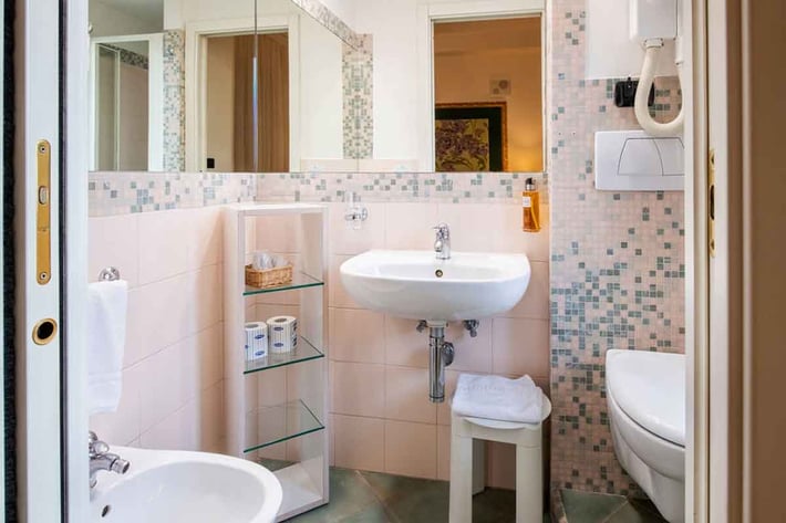 International Hotel & Suite