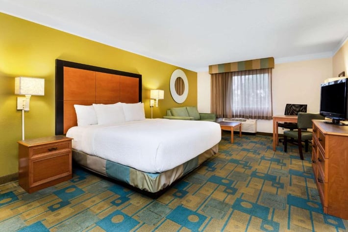 La Quinta Inn & Suites by Wyndham St. Pete-Clearwater Airport