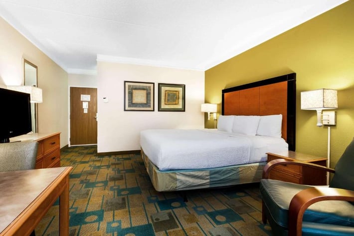 La Quinta Inn & Suites by Wyndham St. Pete-Clearwater Airport