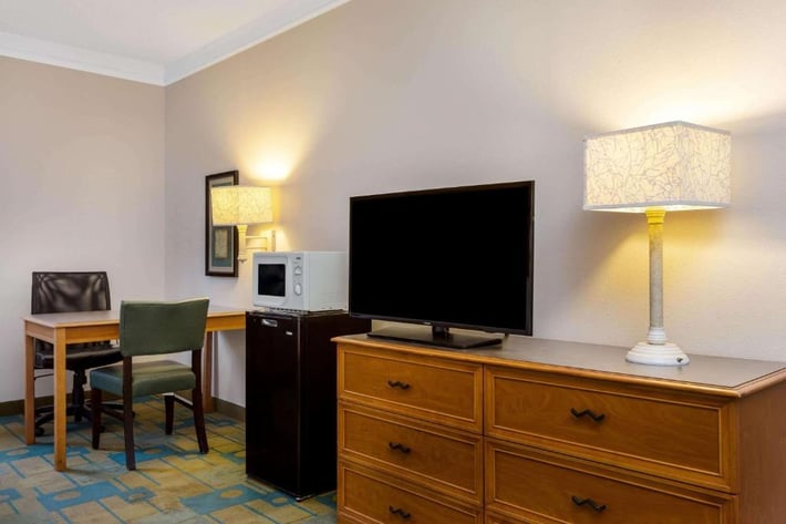La Quinta Inn & Suites by Wyndham St. Pete-Clearwater Airport