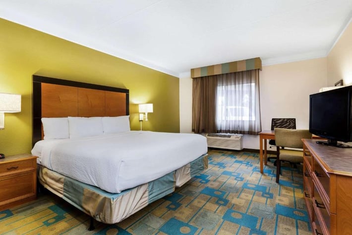La Quinta Inn & Suites by Wyndham St. Pete-Clearwater Airport
