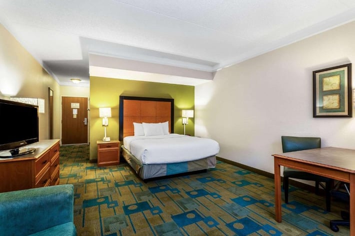 La Quinta Inn & Suites by Wyndham St. Pete-Clearwater Airport