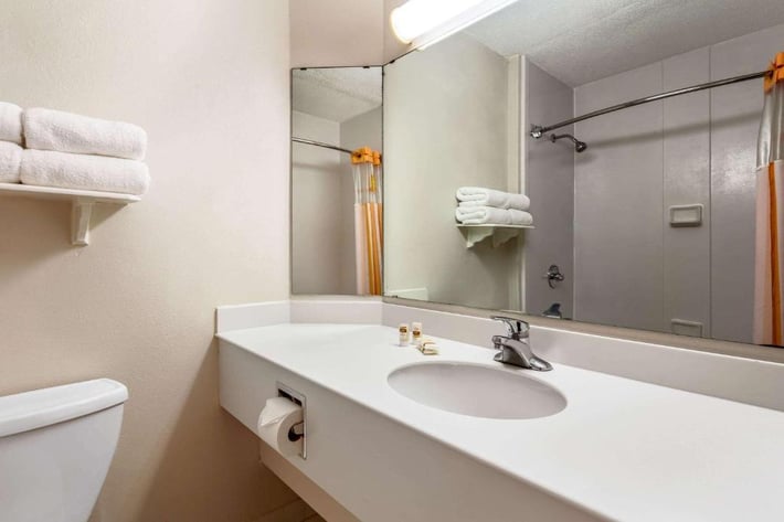 La Quinta Inn & Suites by Wyndham St. Pete-Clearwater Airport