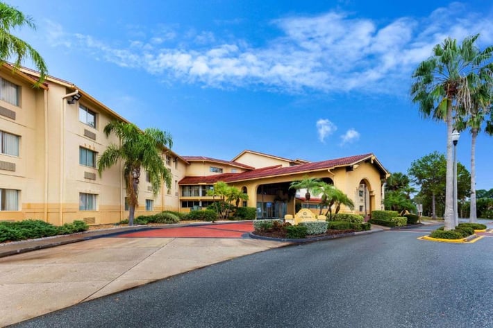 La Quinta Inn & Suites by Wyndham St. Pete-Clearwater Airport