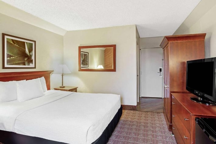 La Quinta Inn & Suites by Wyndham Stamford / New York City