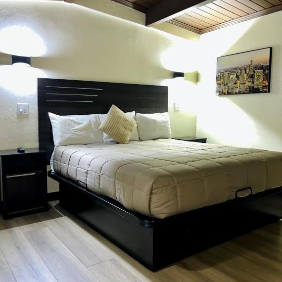 Del Aire Inn