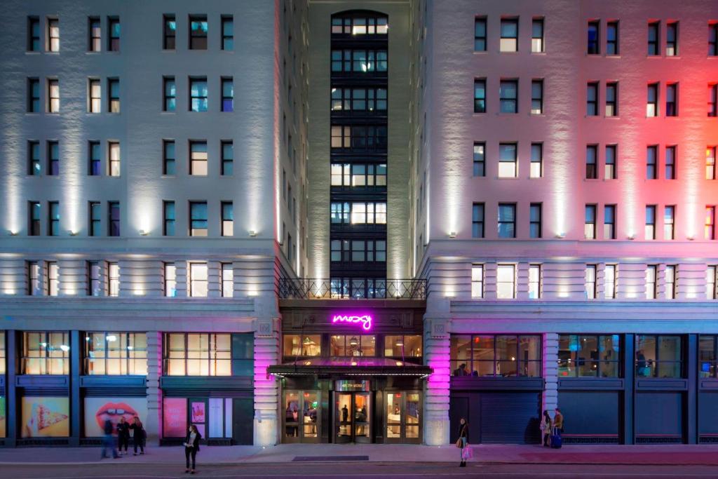 Hotels in New York: 15 Best Places to Stay for Every Budget (Local Guide) 4 Moxy NYC Times Square | Day Use New York City (NY) | DayBreakHotels