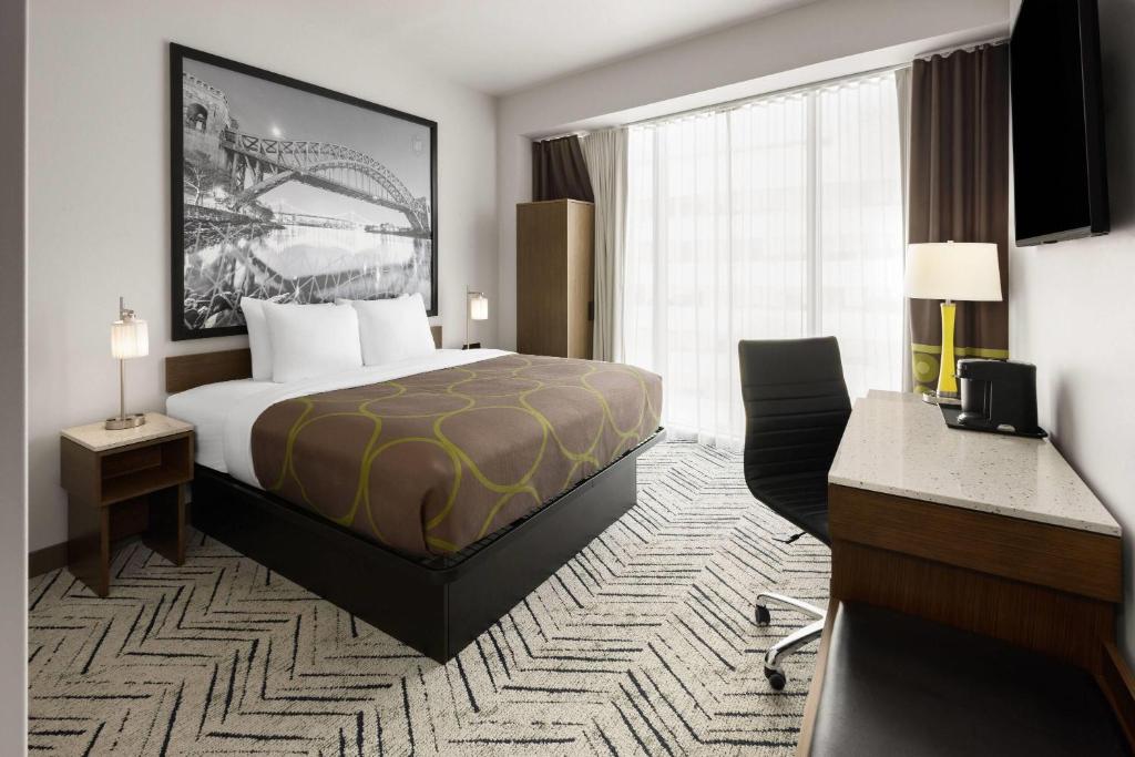 Super 8 by Wyndham Bronx Near Stadium