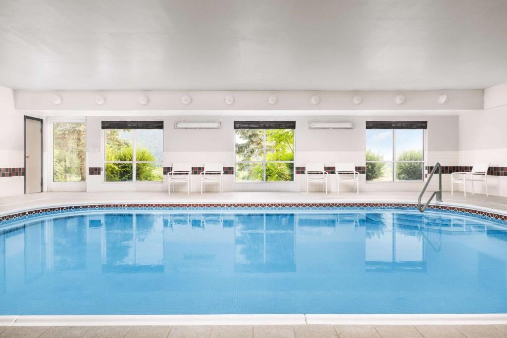 Country Inn & Suites by Radisson, Big Flats (Elmira), NY