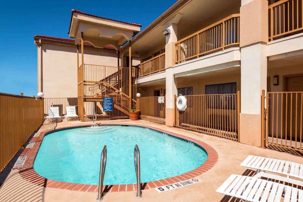 Days Inn by Wyndham Near Seaworld San Antonio