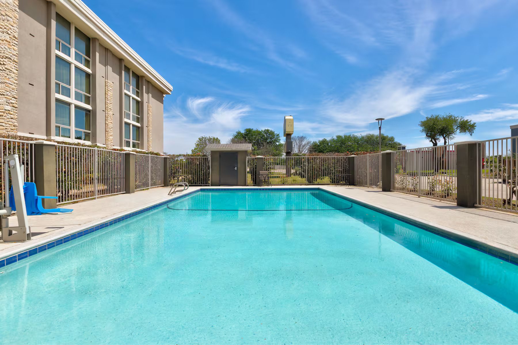 La Quinta Inn & Suites by Wyndham Dallas I-35 Walnut Hill Ln