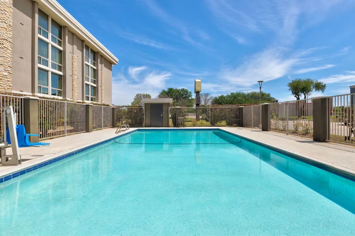 La Quinta Inn & Suites by Wyndham Dallas I-35 Walnut Hill Ln